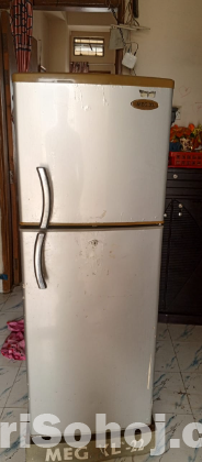 ব্যবহৃত ফ্রিজ বিক্রয় হবে। মাঝারী সাইজের